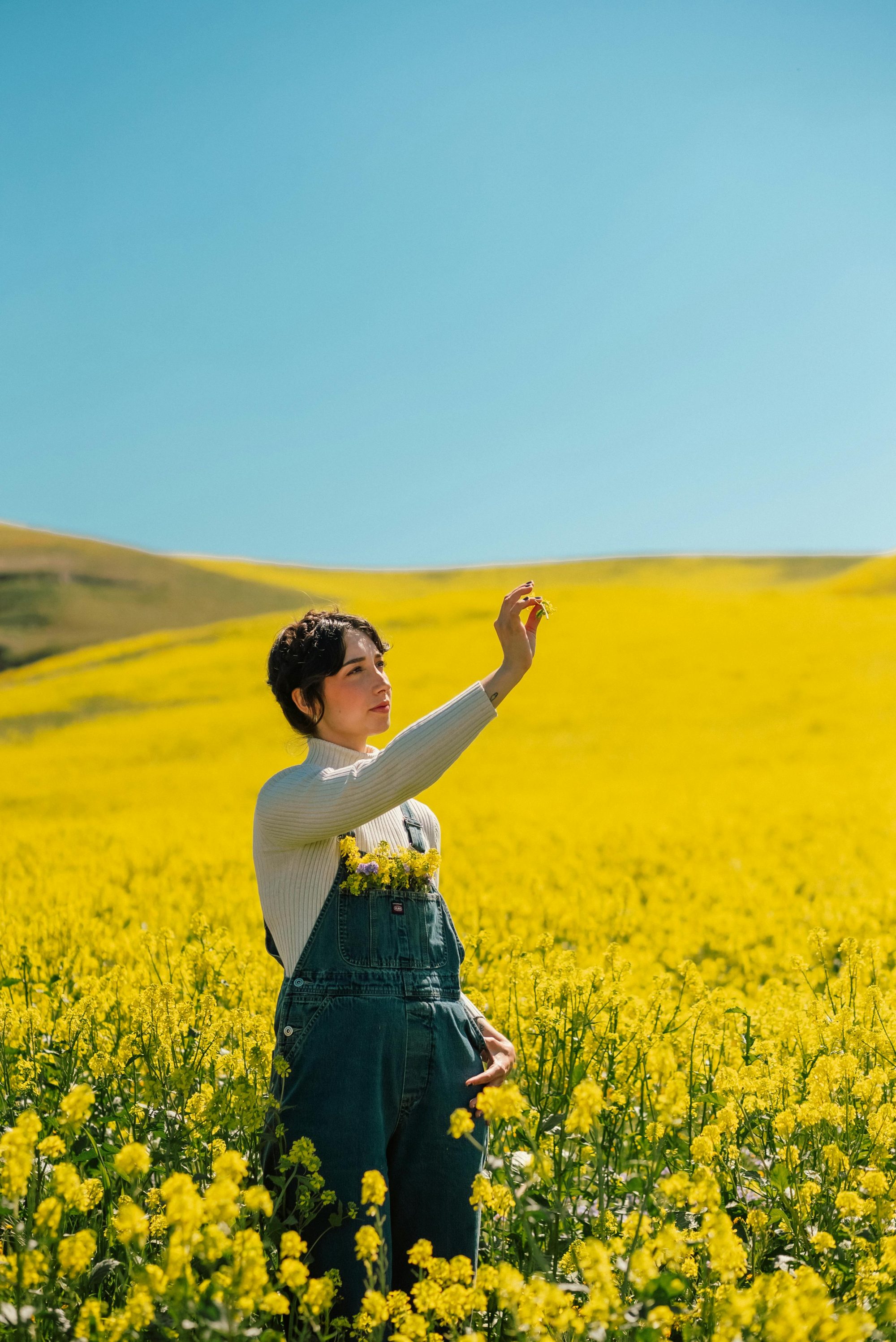 nő canola mezőn